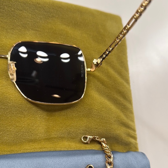Gucci Gold Sunglasses with Chain Detail - Picture 5 of 7
